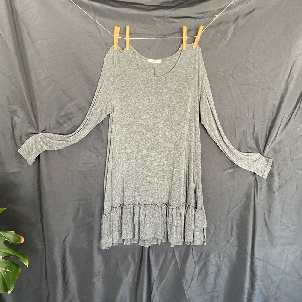 Easel Grey l/s ruffled tunic S EUC